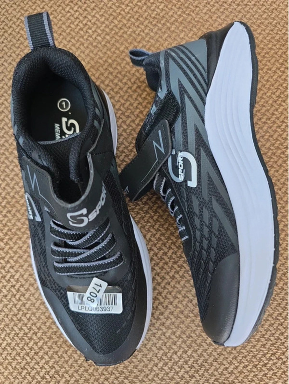 Size 1 nwot sketchers, sport tennis shoes, item 1708 box 21